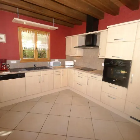Сasa de vacaciones Authentic Chalet With Terrace In Harreberg Hommert
