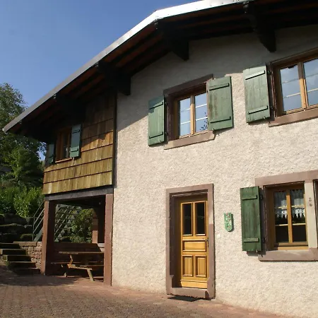 Сasa de vacaciones Authentic Chalet With Terrace In Harreberg