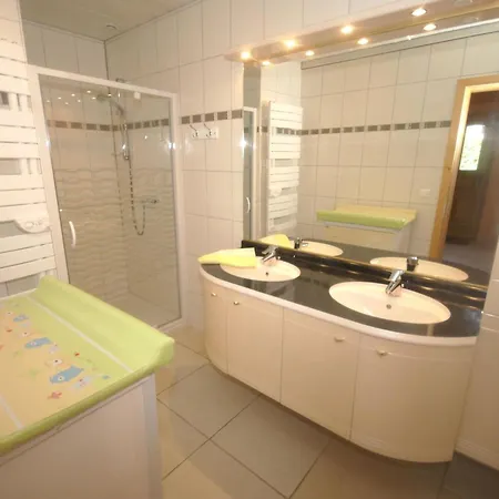 Authentic Chalet With Terrace In Harreberg Сasa de vacaciones Hommert